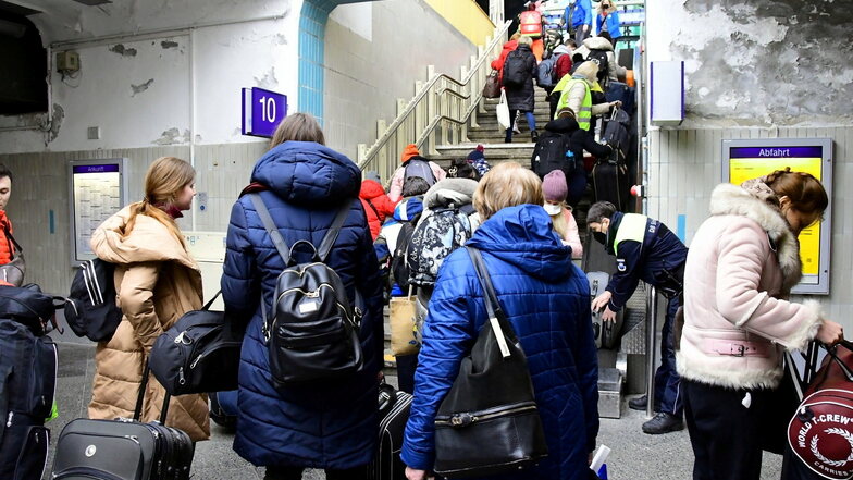 Zweimal am Tag setzt die Länderbahn Sonderzüge vom Görlitzer Bahnhof nach Leipzig ein, um ukrainische Flüchtlinge zur Erstunterkunft in Leipzig zu bringen.