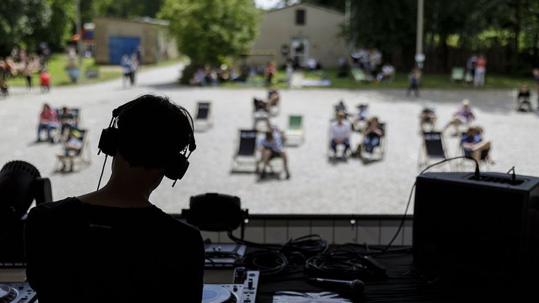 Das haben die Löbauer DJs Kyau & Albert noch nie zuvor erlebt: Beim Euphonic-Family-Open-Air am Wochenende im Kühlhaus Görlitz herrschte Tanzverbot. Die meisten Besucher verfolgten die Auftritte von Liegestühlen aus.