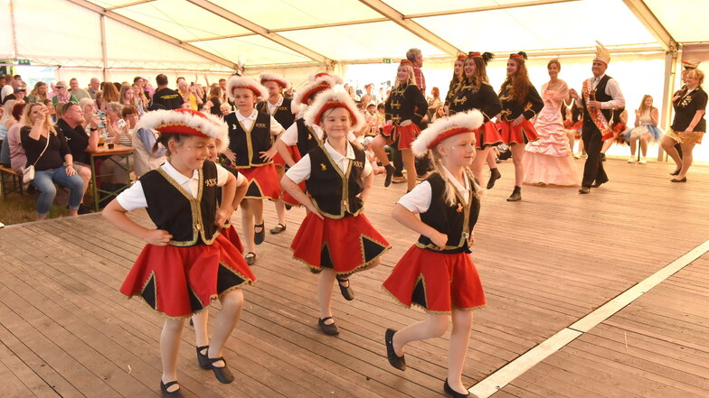 Die Minigarde des Karnevalsklubs Kesselsdorf führte stolz den Einzug der Vereinsmitglieder an. Weiter hinten folgte das Prinzenpaar.