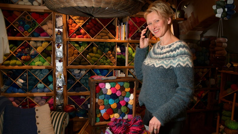 Die passende Wolle für einen neuen Schal: Im "WollFühlLaden" von Katja Kümmelberg in Großerkmannsdorf ist die Auswahl groß. Die Inhaberin freut sich, dass sie durch Click & Collect wieder mit mehr Kunden in Kontakt kommt.