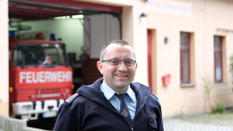 Der 40-jährige Marcus Schmuck ist Berufsfeuerwehrmann und Gemeindewehrleiter in Käbschütztal.
