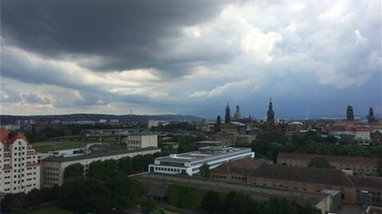Am Dienstagnachmittag zogen Gewitterwolken auch über Dresden auf.