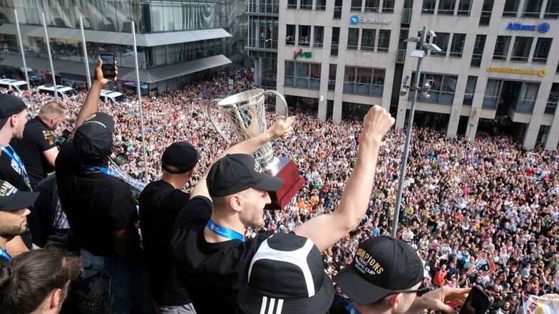 Die Basketballer der Niners Chemnitz präsentieren Tausenden Fans auf dem Balkon des Rathauses den FIBA Europe Cup.