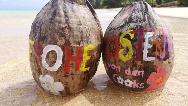 Die Gestrandeten haben Kokosnüsse wie Ostereier angemalt und für die jeweils anderen versteckt.