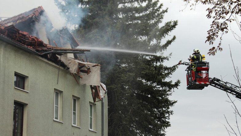 Am 5. November 2019 gegen 8 Uhr erschütterte eine heftige Explosion das Wohnhaus Nummer 24 in der Otto-Buchwitz-Straße in Bernsdorf. Eine Dachgeschoss-Wohnung wurde komplett zertsört.