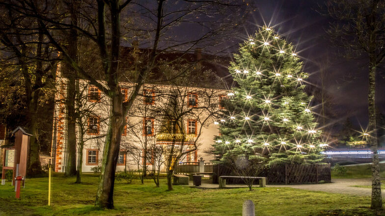 Der Weihnachtsbaum vor dem Gemeindeamt in Kodersdorf wird auch in diesem Jahr leuchten.