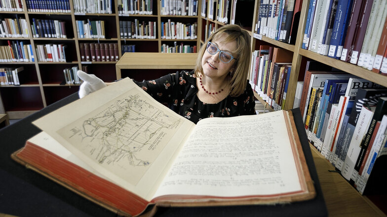 Karin Stichel blättert in der Oberlausitzischen Bibliothek der Wissenschaften in der vorhandenen Berzdorfer Chronik.
