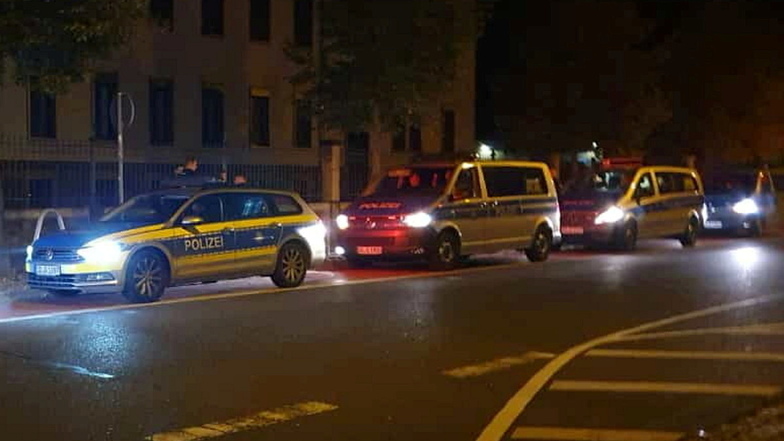 Mit insgesamt sieben Fahrzeugen ist die Polizei am Mittwochabend zu einem Einsatz beim Treibhausverein ausgerückt.
