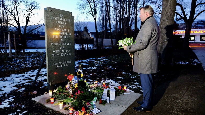 Am Mahnmal auf dem Rosa-Luxemburg-Platz legte am Holocaustgedenktag Oberbürgermeister Bert Wendsche einen Strauß Blumen nieder.