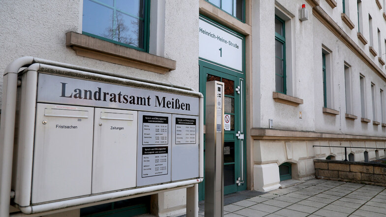 Die Finanzamt Meißen bleibt für Besucher vorerst geschlossen - damit gibt es auch keine Sprechzeiten im Gebäude des Riesaer Landratsamts (Foto) mehr.