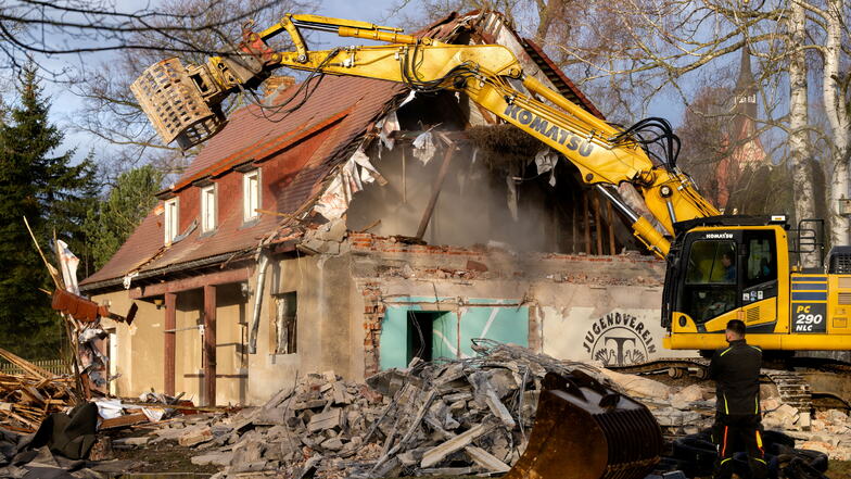 Lange stand das Haus des ehemaligen Jugendclubs in Taubenheim leer. Nun wurde es abgerissen. Hier soll eine neue Kita gebaut werden.