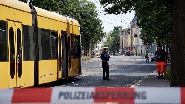 Die Polizei ermittelt zu einer Messerstecherei in einer Dresdner Straßenbahn. Das Opfer starb an seinen schweren Verletzungen.