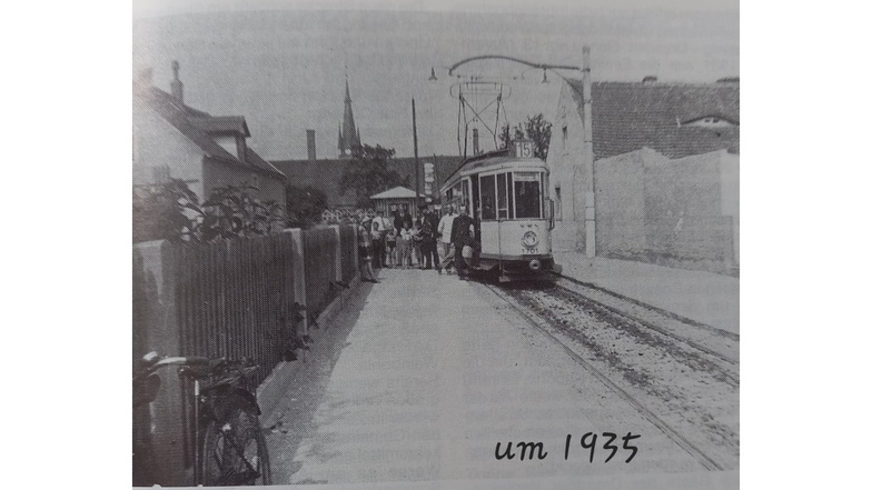 Zu sehen ist ein vierachsiger Hechtwagen der Linie 15 an der Endhaltestelle in Weinböhla (um 1935). Die Straßenbahnlinie wurde am 13. November 1931, also vor 92 Jahren, eingeweiht und endete an der Rathausstraße in Weinböhla.