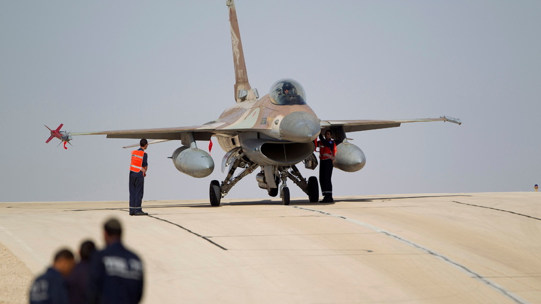 Mechaniker stehen auf einem Militärflughafen bei Eilat in Israel an einem F-16 Kampfjet der israelischen Luftwaffe.