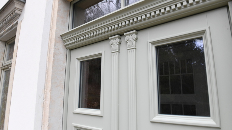 Die Haustür ist neu, aber dem Original nachgebaut. Das Muster taucht auch an den Fensterstürzen und den Fensterrahmen wieder auf.