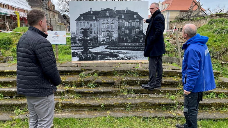 Landrat Ralf Hänsel (2. v. r.) mit Bürgermeister Rico Weser (l.) im Rittergut Tiefenau.