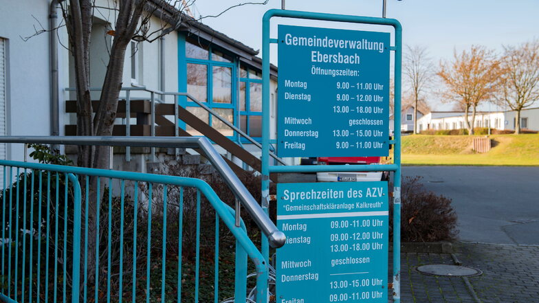 Die Gemeindeverwaltung Ebersbach. Hier sitzt zur Kommunalwahl zwar der Wahlausschuss, das Wahllokal aber wird wegen des Sportfestes in der Schulturnhalle sein.