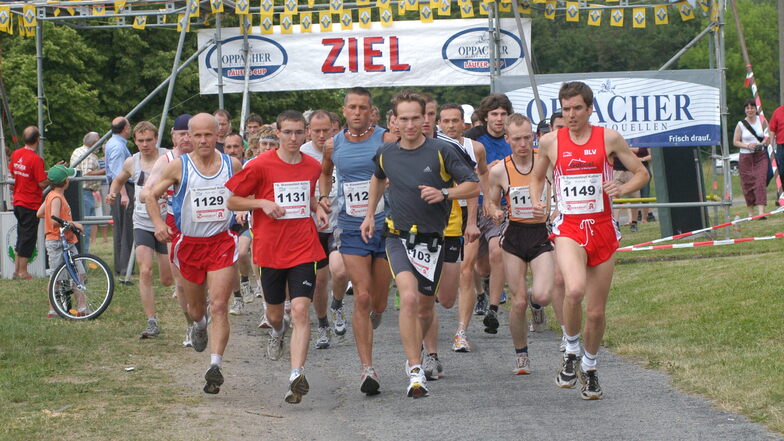 Ein letztes Mal gehen die Läufer am Stausee Quitzdorf am Freitag auf Strecke. Im Foto das Läuferfeld zum 6. Stauseelauf 2006.