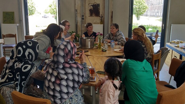 Bei einer gemeinsamen Runde im Frauencafé entstand die Idee für das Kochbuch.