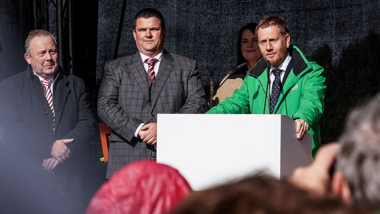 Sachsens Ministerpräsident Michael Kretschmer (rechts) bei seiner Anspracher zur Wichtigkeit der S177-Verbindung mit Radebergs Oberbürgermeister Frank Höhme (Mitte) und Wachaus Bürgermeister Veit Künzelmann.