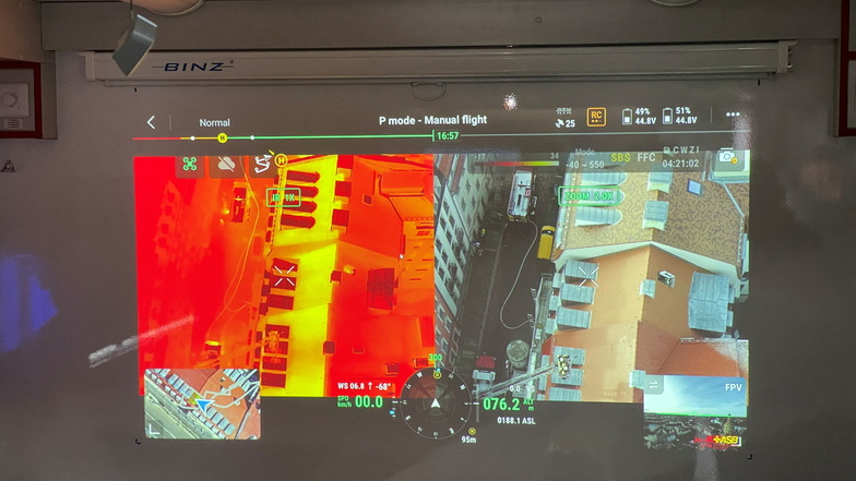 Die Drohnenbilder liefern wichtige Informationen über die Ausbreitung des Brandes im Dach.