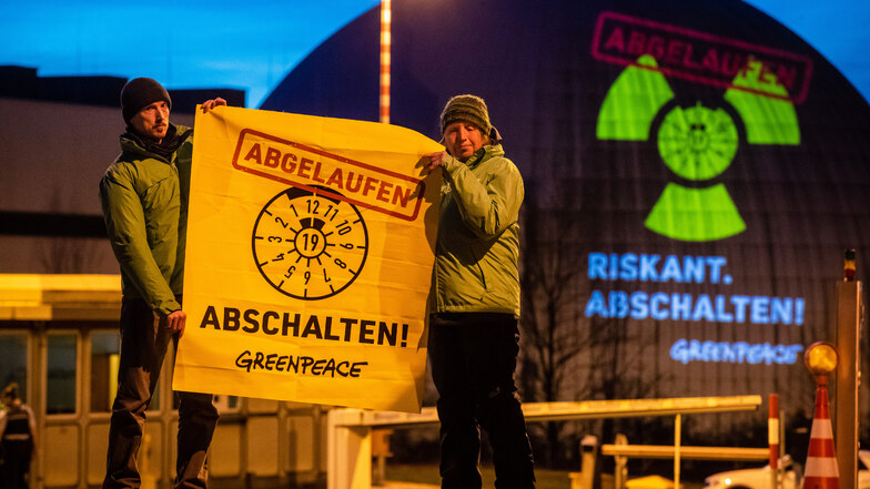 Greenpeace-Aktivisten protestieren vor dem Kernkraftwerk Neckarwestheim mit einer Aktion gegen Atomkraft.