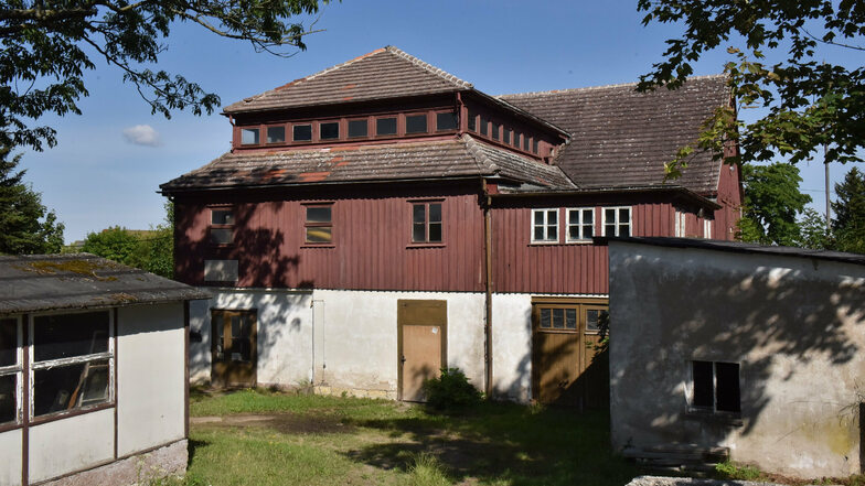 Die Ölmühle ist ein markantes Gebäude mitten in Pretzschendorf, steht aber leer. Nun kommt es unter den Hammer.