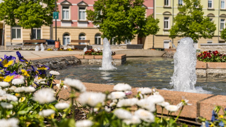 Nicht nur am Riesaer Rathausplatz ist das Wasser zurück in den städtischen Zierbrunnen.