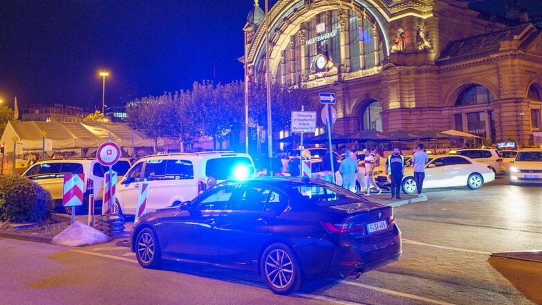 Polizeifahrzeuge stehen vor dem Frankfurter Hauptbahnhof: Dort ist am Dienstagabend ein Mann  erschossen worden.