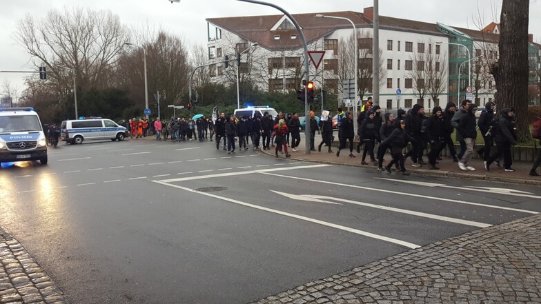 Ein paar Dutzend Demonstranten verlässt die Kundgebung in Richtung Innenstadt. Foto: Eric Weser