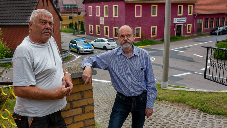 Für Jürgen Angrick (li.) und Hartmut Fröb hat sich der neue Kreisverkehr in Niederfrauendorf bewährt. er bringt mehr Vor- als Nachteile.