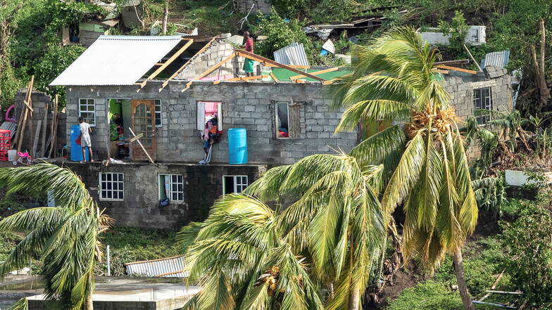 Familienmitglieder beginnen auf Barbados mit der Reparatur ihres Hauses, das durch den Hurrikan schwer beschädigt wurde.