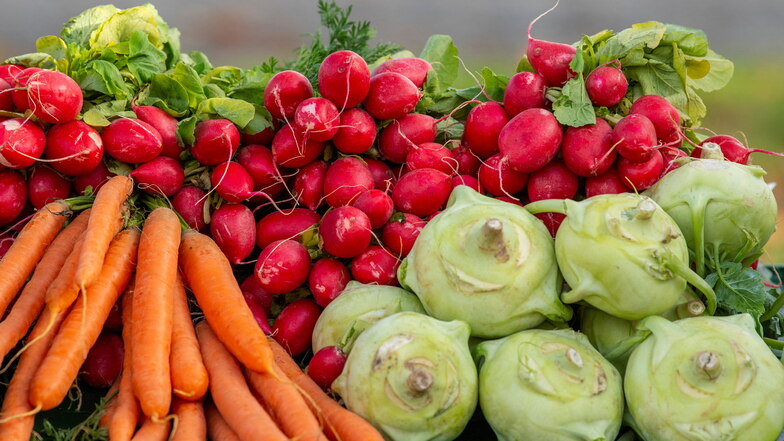 Auf dem Frühlingsmarkt gibt es viele regionale Produkte, wie zum Beispiel frisches Gemüse.