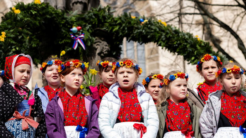 Zur Einweihung des Osterbrunnens auf dem Fleischmarkt in Bautzen sangen Schülerinnen und Schülern der Sorbischen Grundschule.