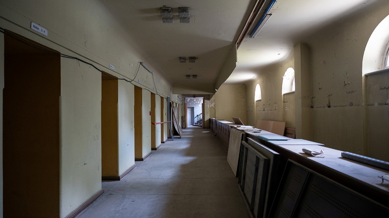 Ehemaliger Wandelgang in der Stadthalle Görlitz. In Zukunft soll nur noch jede zweite Tür in den Saal führen, die anderen dienen für Belüftung und Heizung. Und die Garderoben werden endgültig ausgebaut.