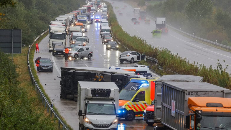 Ein Lastwagen ist am Dienstag auf der A4 bei Glauchau umgekippt.