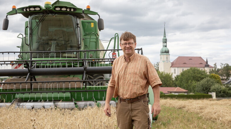 Biobauer Marko Schmole aus Nucknitz drischt Triticale, eine Kreuzung aus Roggen und Weizen - und sorgt für Nachschub in der Rätze-Mühle.