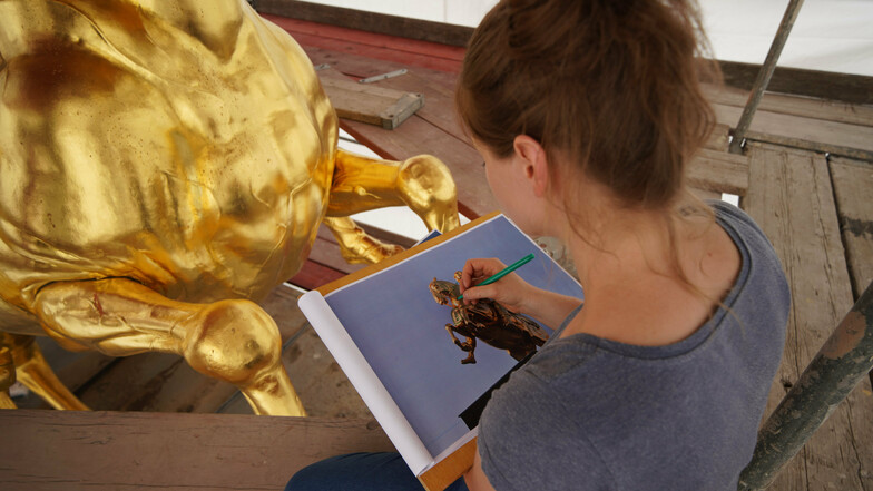 Studentin Anna-Maria Schuch-Baensch kartiert am Dienstag die Schäden am Goldenen Reiter.