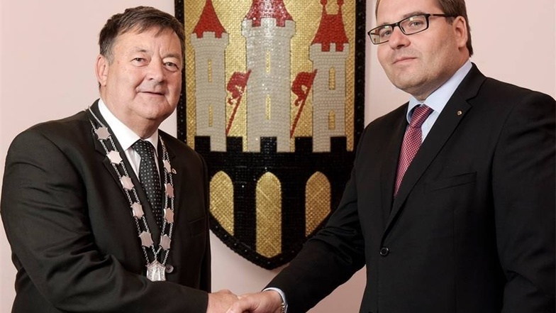 Döbelns Oberbürgermeister Hans-Joachim Egerer (links) hat am Sonnabend seinen Vyškover Amtskollegen Karel Goldemund zu Festveranstaltung im Rathaus empfangen.