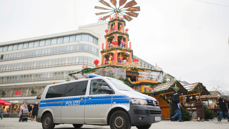 Ein Fahrzeug der Polizei passiert die Weihnachtspyramide am Kröpcke in Hannover. Der Weihnachtsmarkt dort stand im Fokus einen 20-Jährigen.