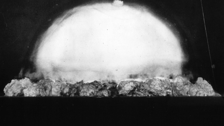 Am 16. Juli 1945 explodiert die erste Atombombe der Geschichte in der Wüste von New Mexico. Der Testplatz in Alamogordo trägt den Namen „Trinity Site“, Stätte der Dreifaltigkeit. Er ist heute ein Denkmal und wird nur zweimal im Jahr für Zivilisten