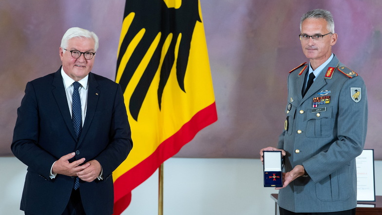 Brigadegeneral Jens Arlt (r), Kommandeur der militärischen Evakuierungsoperation aus Afghanistan, und Bundespräsident Frank-Walter Steinmeier stehen nach der Verleihung des Verdienstkreuzes 1. Klasse im Schloss Bellevue zusammen.