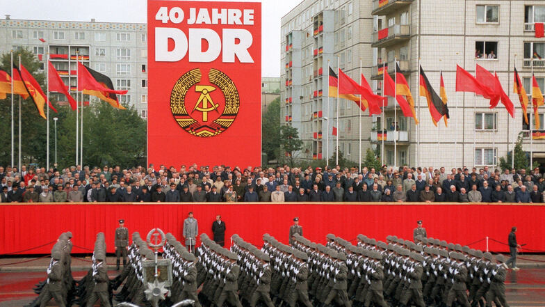 Am 7.10.1989 wurde mit einer Militärparade in Ost-Berlin die Gründung der Deutschen Demokratischen Republik vor 40 Jahren gefeiert.