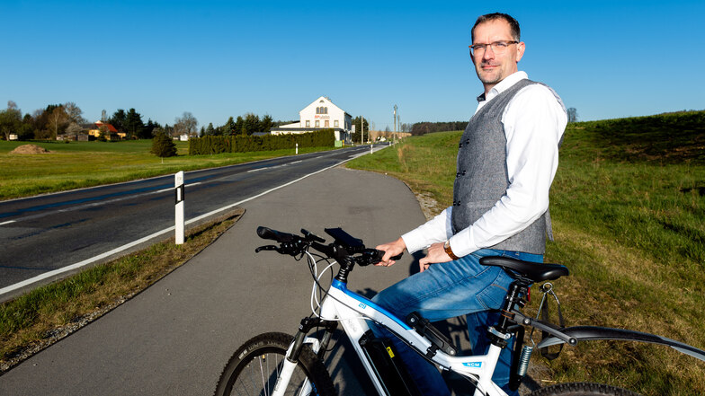 Bürgermeister Andreas Langhammer ärgert sich, dass der Radweg neben der Straße nach Hauswalde noch nicht gebaut wird.