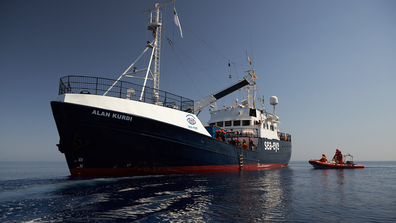 Die "Alan Kurdi" war auf einer früheren Mittelmeer-Mission im Mai in Palermo auf Sizilien schon einmal im Hafen festgehalten worden. Nun haben die Behörden das Schiff erneut aus dem Verkehr gezogen.