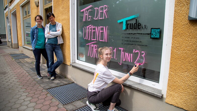Diana Mehmel und Antje Schulz sowie Praktikantin Annalena Gründel (v. l.) haben beim Trude-Verein in Niesky alle Hände voll zu tun.