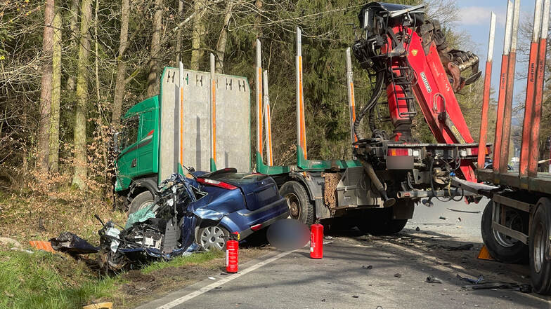 Im Vogtlandkreis ist ein Auto unter einen Sattelschlepper geraten. Zwei Menschen starben.