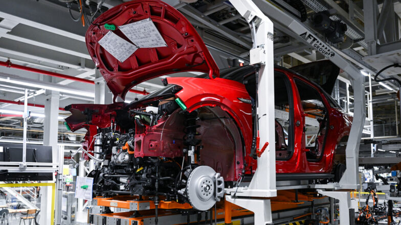 Ein Elektroauto läuft im Zwickauer VW-Werk über die Linie. Beim knappen Neuwagenangebot in Deutschland steigen die Preise für vollelektrische Batterieautos derzeit am schnellsten.