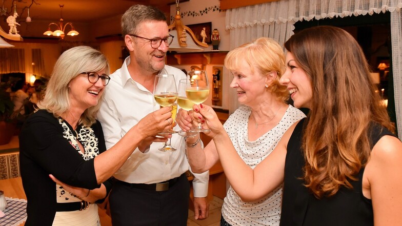 Andrea Dombois feierte ihren Wahlsieg mit Ehemann Holger und ihren Mitarbeiterinnen Ramona Müller und Vanessa Nowak an (v.l.) im Landhotel Paulsdorf.