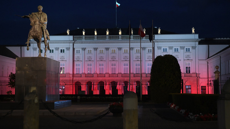 Blick auf den Präsidentenpalast, der anlässlich des 229. Jahrestages der Verabschiedung der Verfassung in den Farben Weiß und Rot beleuchtet wurde.